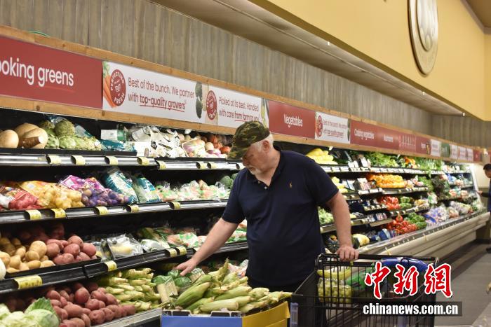 图为美国民众在马里兰州罗克韦尔一超市购物。 中新社记者 沙晗汀 摄