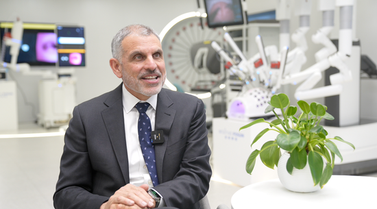 美国直观医疗公司CEO罗岱威近日在北京接受中新社记者专访。中新社国是直通车记者王东宇摄